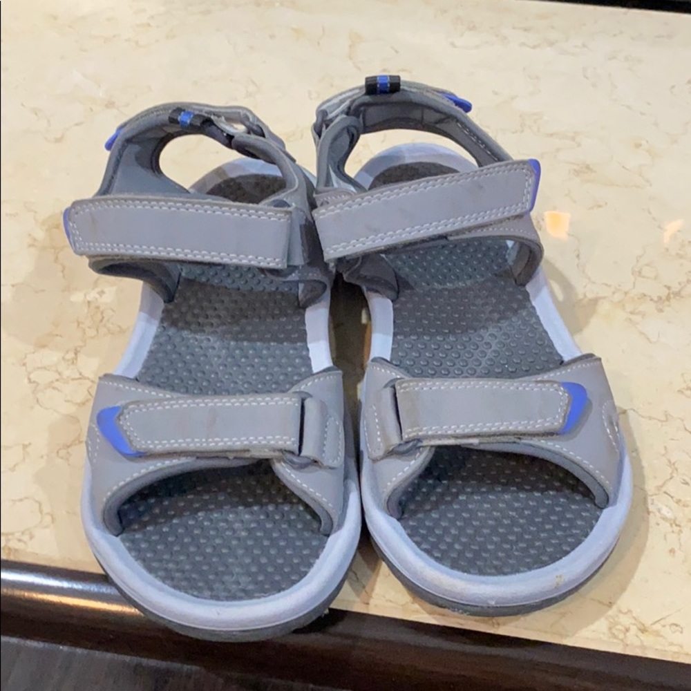 Khombu woman’s Gray sandal with Velcro straps